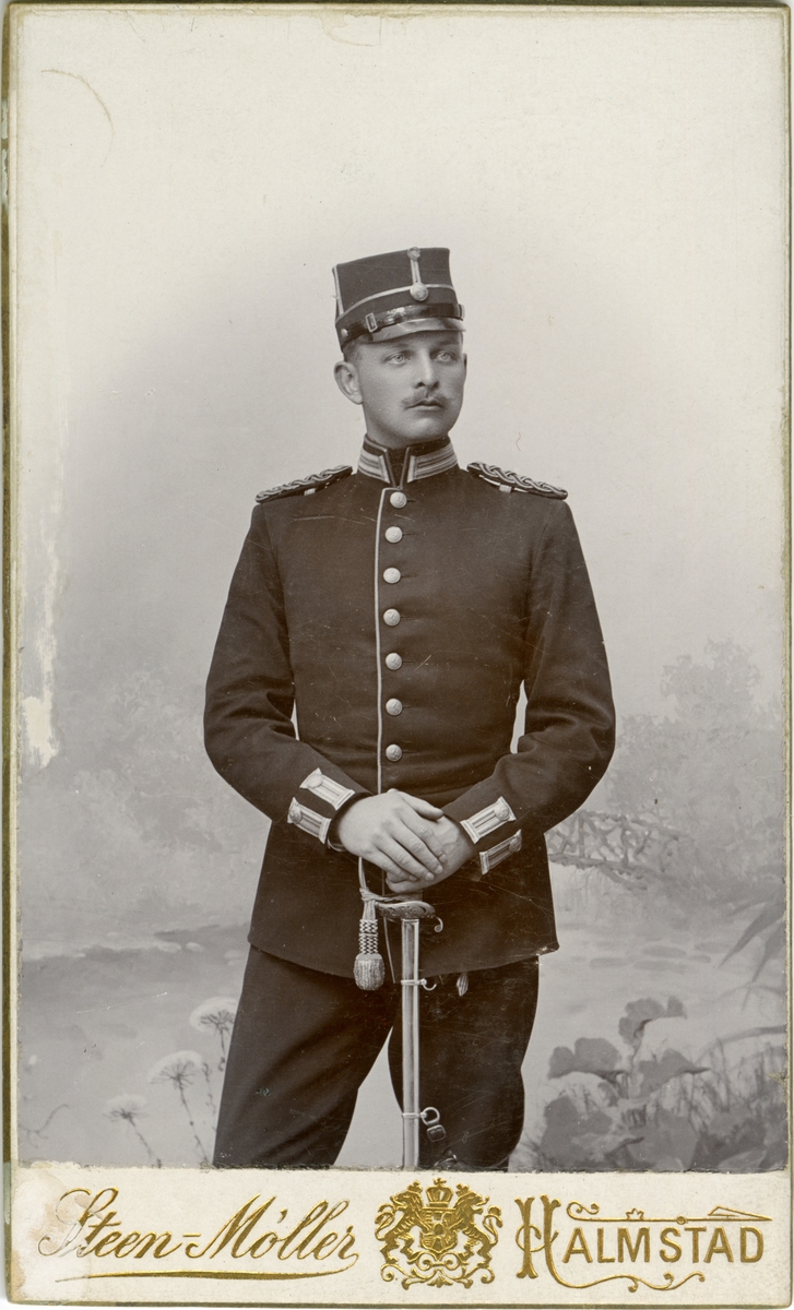 Porträtt av Nils Frithjof Sandberg, underlöjtnant vid Hallands bataljon I 28.
Se även AMA.0009851.