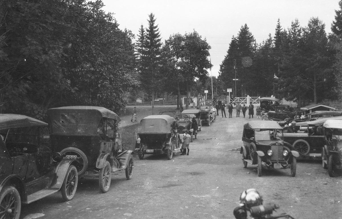 Gävle Segelsällskap. Seglingar. År 1925. Furuvik.
Bilen till vänster med visad bakdel  X1769 är en Opel ca1920 som ägs av disponet Gustav V Andersson i Gävle och till höger med reg.nr. X892  en Thulin 1920  som ägs av doktor K R U Hartelius i Gävle.