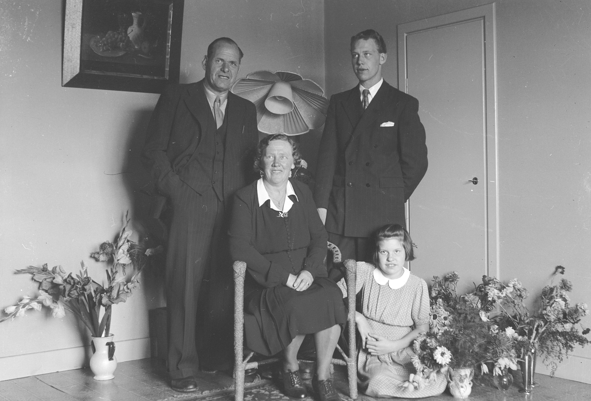 Signe och Theodor Borgström, plåtslagare i Kilafors. Barnen Alf och Kerstin.