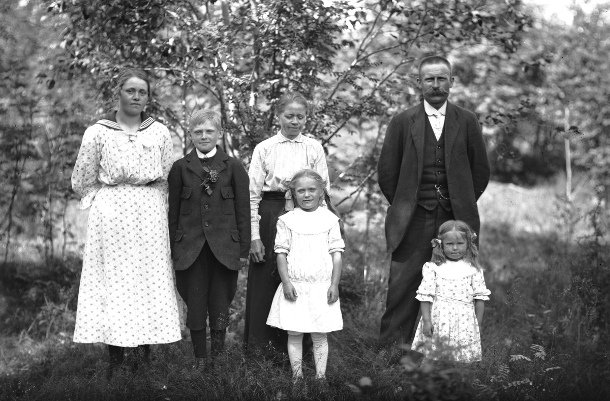 Familjen Strid, Mårtsbo, W. Hästbo. Från vänster Berta, Bertil, Kristina och Viktor. Framför Naimy och Anna.