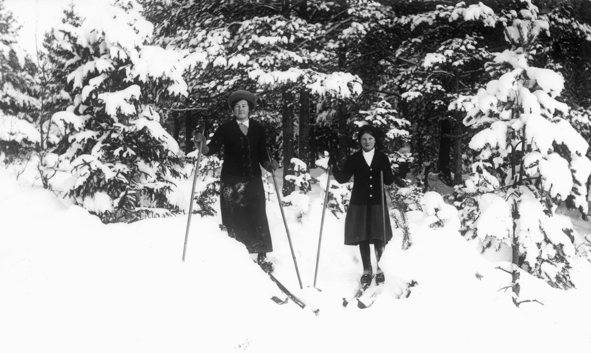 Målar-Elin (Nilsson) och fostersystern Ebba Wikström. Foto omkring 1912.