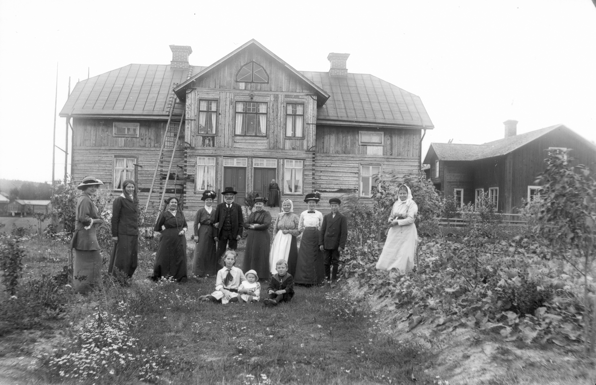 Skinnars, Lenninge 6:14. Byggnaden till höger bortriven på 40-talet. Tredje kvinnan från höger är Brita Persson, längst till höger Marta Hansson, mellan dem står Evert Svedlund (med skärmmössa).