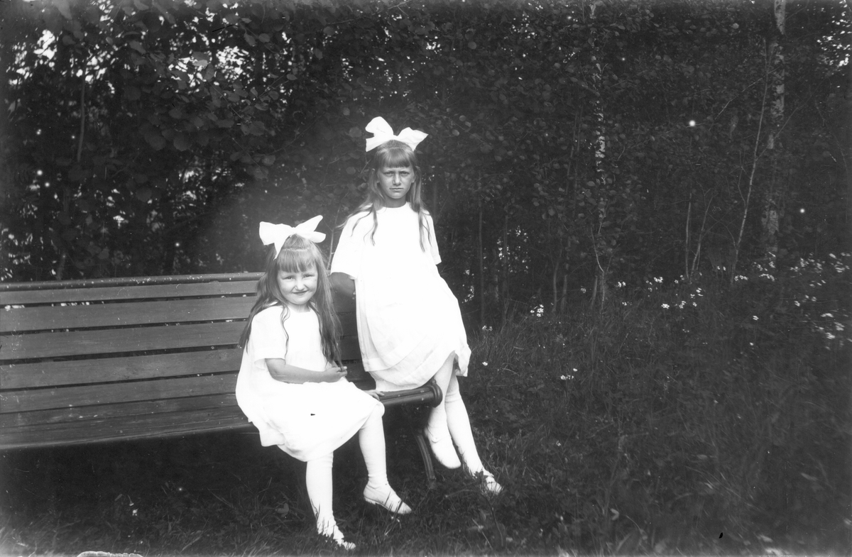 Till höger Margit Swanström, född 1907, Lenninge u. 4. Flickan till vänster heter Ingeborg Alice Åhlenius, född 1914.