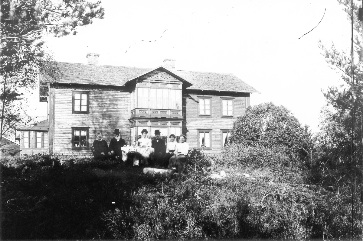 Västansjö år 1902. Gården heter "Morins", idag heter samma gård "Åsbergs".
Personerna från vänster: Matilda Morin, Jonas Morin, dottern Ida, mågen Per Olsson, Anna Solström - dotter till Karolina Morin. Pigan okänd.