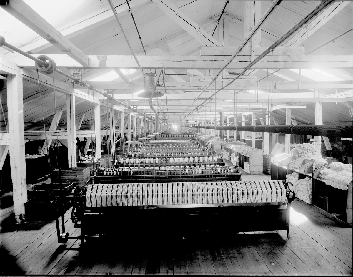 Gefle Manufactur AB, grundades 1849 - som ett av Sveriges första bolag enligt aktiebolagsformen.

Byggnadstekniska nyheter som gjutjärnskolonner kunde göra vävsalarna stora.

"Härvning"





