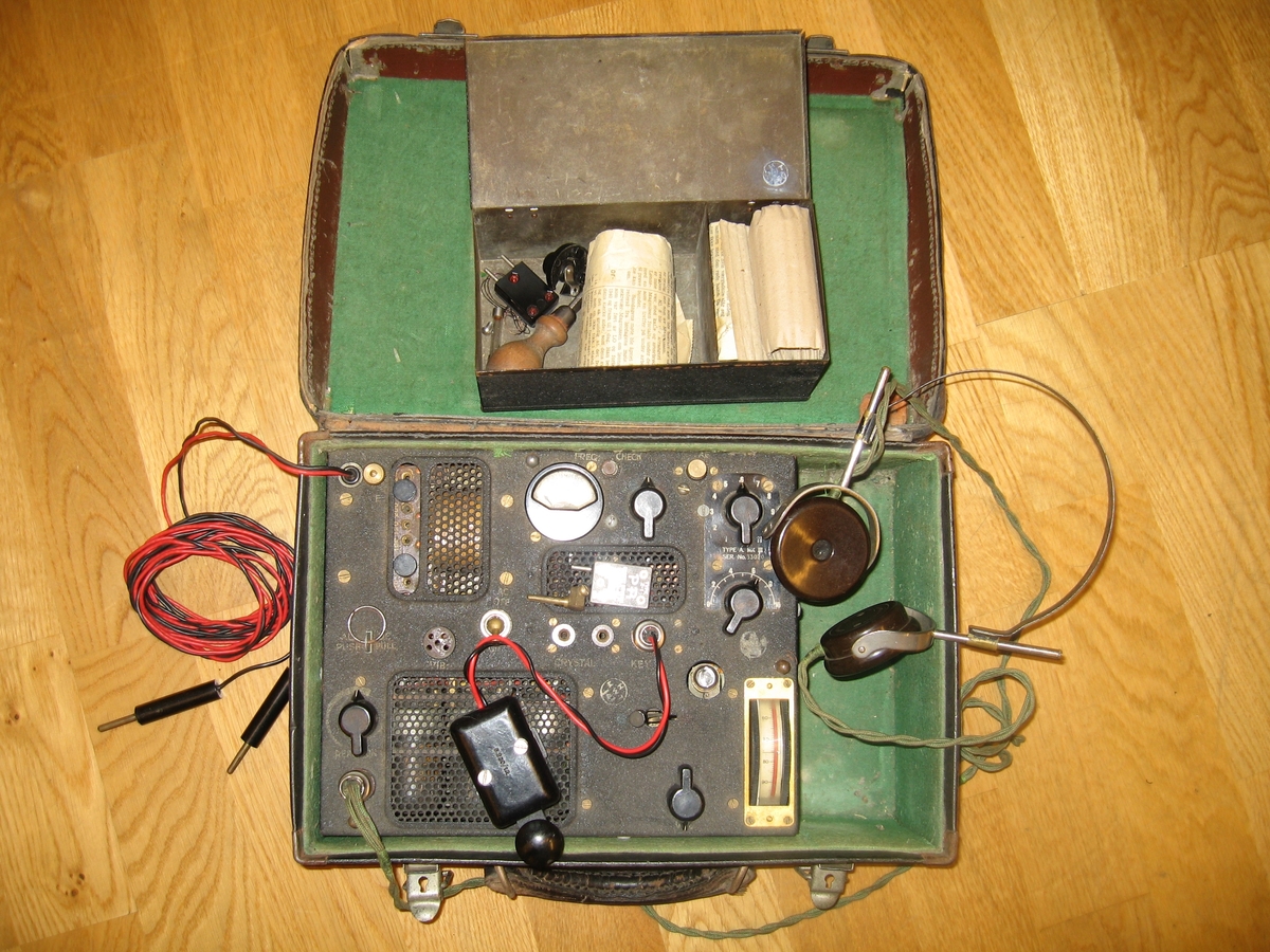 Radiosenter i Koffert Engelsk radiosender. "Type A Mark III" Produsert av Marconi Company. UK (1944). Denne har sort koffert med grønt for.