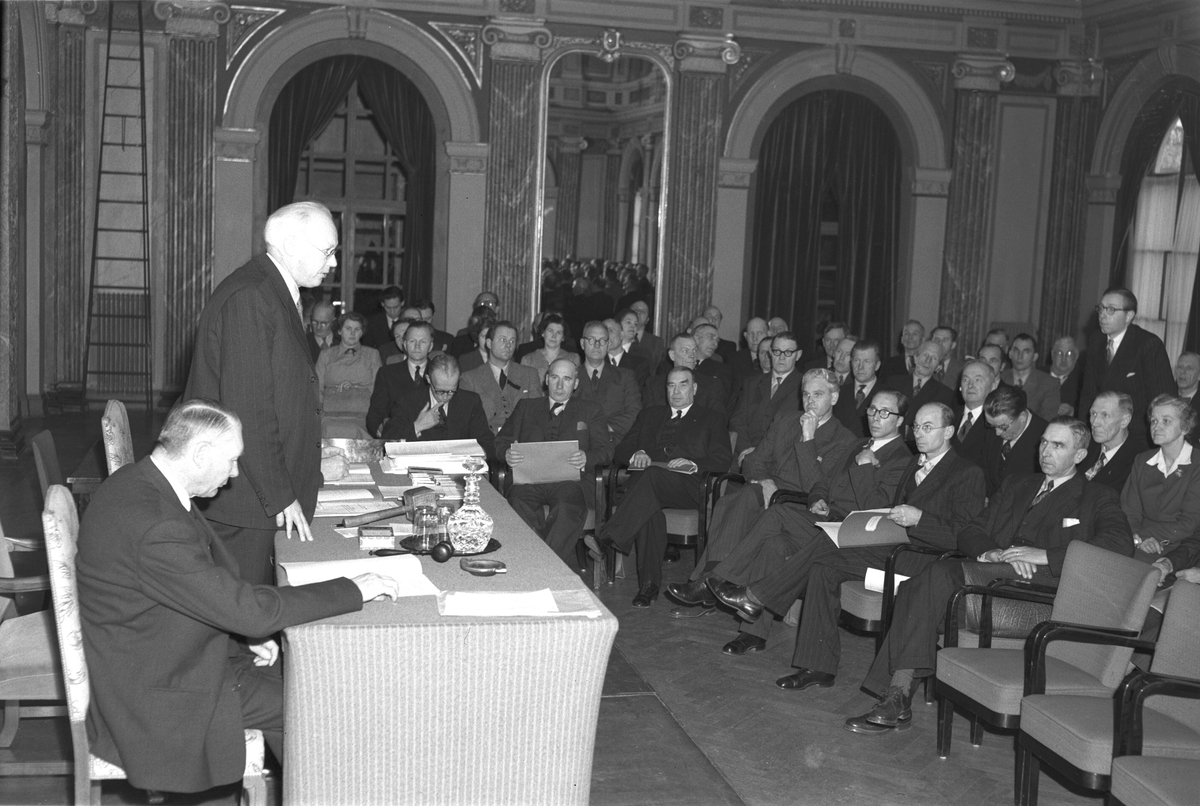 Konferens på Stadshuset. Hushållningssälskapet med bl.a nye landshövdingen som gäst.  28 november 1950.
