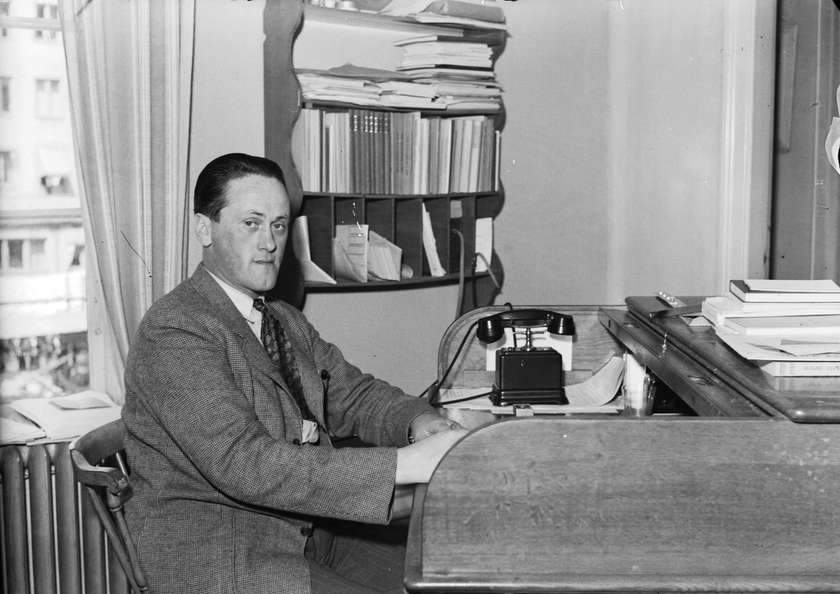 Erik Severin, ombudsman för social demokratiska arbetarpartiet, på sitt tjänsterum. Augusti 1944.