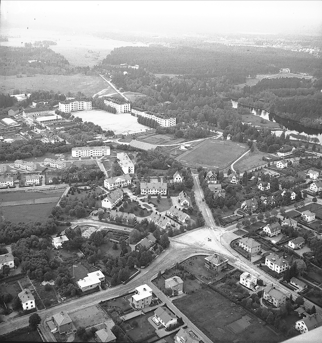 Flygbild över Villastaden med Gavleån och I 14. Foto 1947 eller senare.