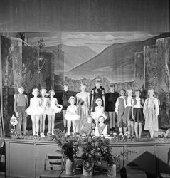 Barn på scenen i Rjukanhuset