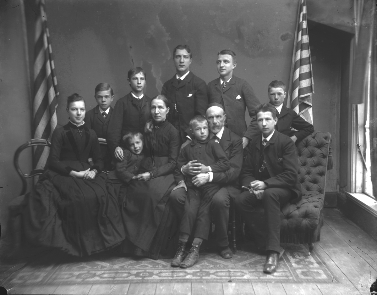 Familjen Renard. Fredrik Renard, fotograf bl.a., med fru Emilia och barnen. Sonen Herman kan vara den andre stående från vänster.
