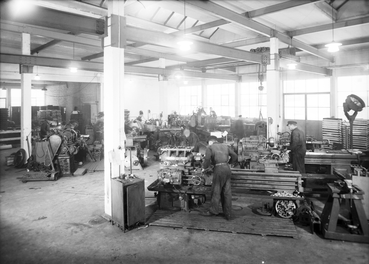 Gavleverken AB
Producerade gjutgods och ångpannor, spisar för ved- och gaseldning
vattenvärmare och gastvättmaskiner m.m.
1938 anlades ett emaljeringsverk.

Verkstad
Februari 1945