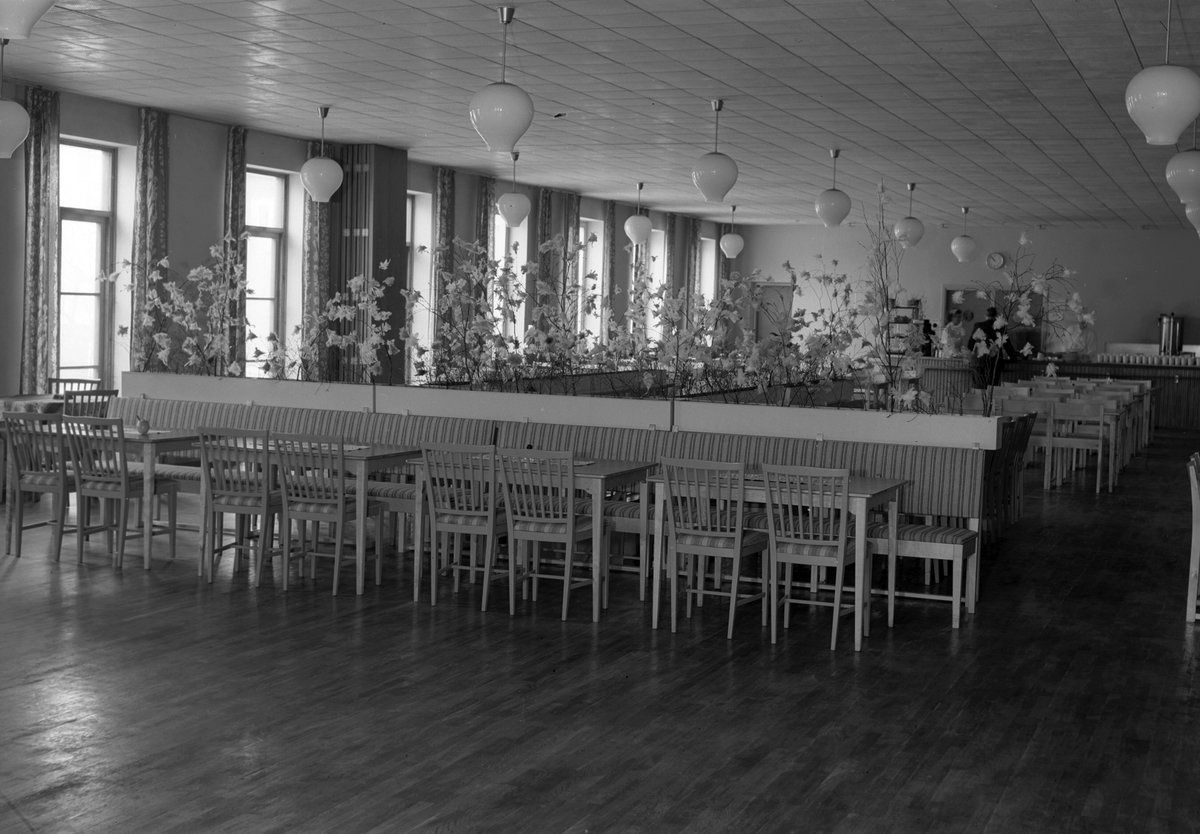 Gävle Ångväveri AB. 1 juni 1948. Utställning i Textil-gården, Södra Kopparslagargatan 25. Öster om Polhems-skolan. Byggdes på 1940-talet som Ångväveriets matsal. Användes senare som samlingslokal, där höll även Ackes dansskola till innan huset revs 1988.