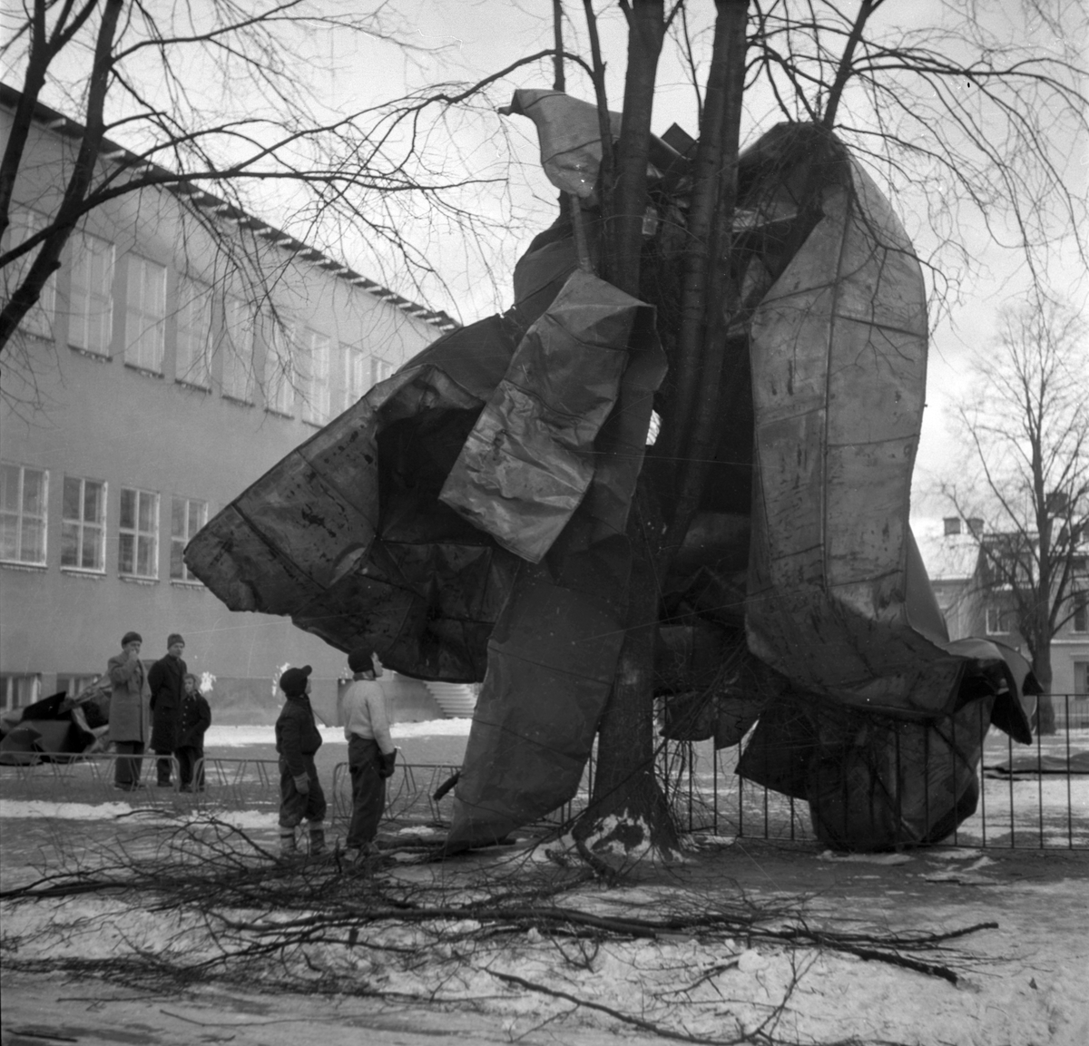 Storm över Gävle. 8 januari 1954.
Norra gymnastikhuset vid Norra skolan. Husen i bakgrunden på Norra Köpmangatan.