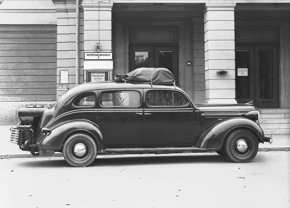 En 1937 Dodge D-5 Touring Sedan förlängd, X307. Droskägare P J Green i Gävle. Utanför Gävle teater.