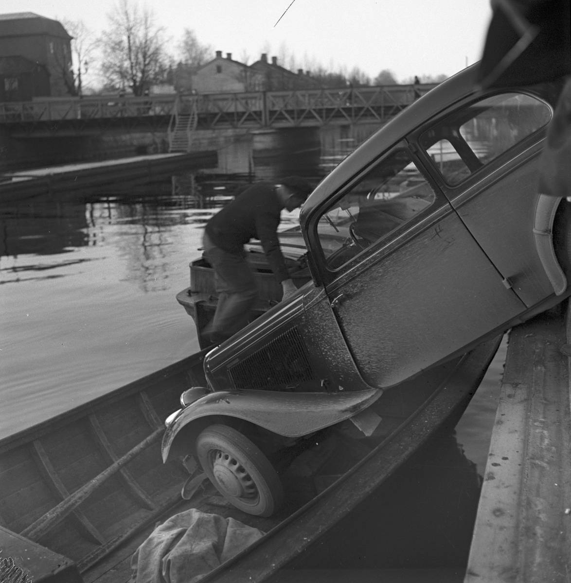 Bilolycka. Bil som kör ner i en båt, 1939. Bilen var en Adler av årsmodell 1936 eller 1937.

