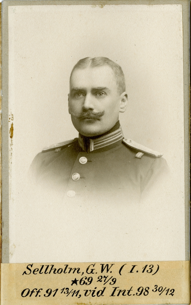 Porträtt av Gunnar Wilhelm Sellholm, officer vid Dalregementet I 13 och Intendenturkåren.
Se även AMA.0009055.