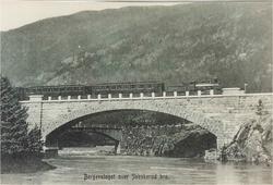tog fra Bergen til Oslo passerer Svenkerud bru.