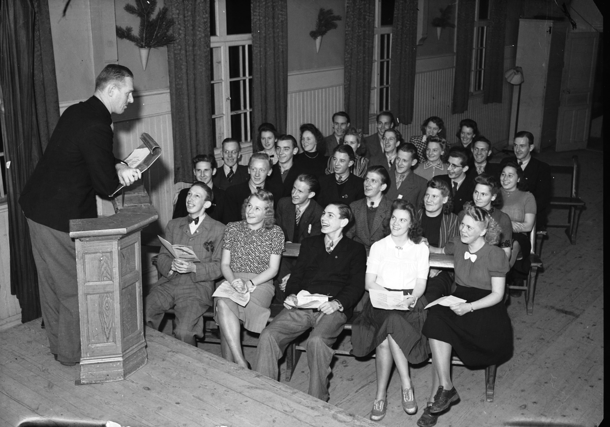 Facklan, S.D.U.K. Arbetarpartiet. Ungdomsklubben för ungdomsutställningen. (Hagaström). Den 4 oktober 1941