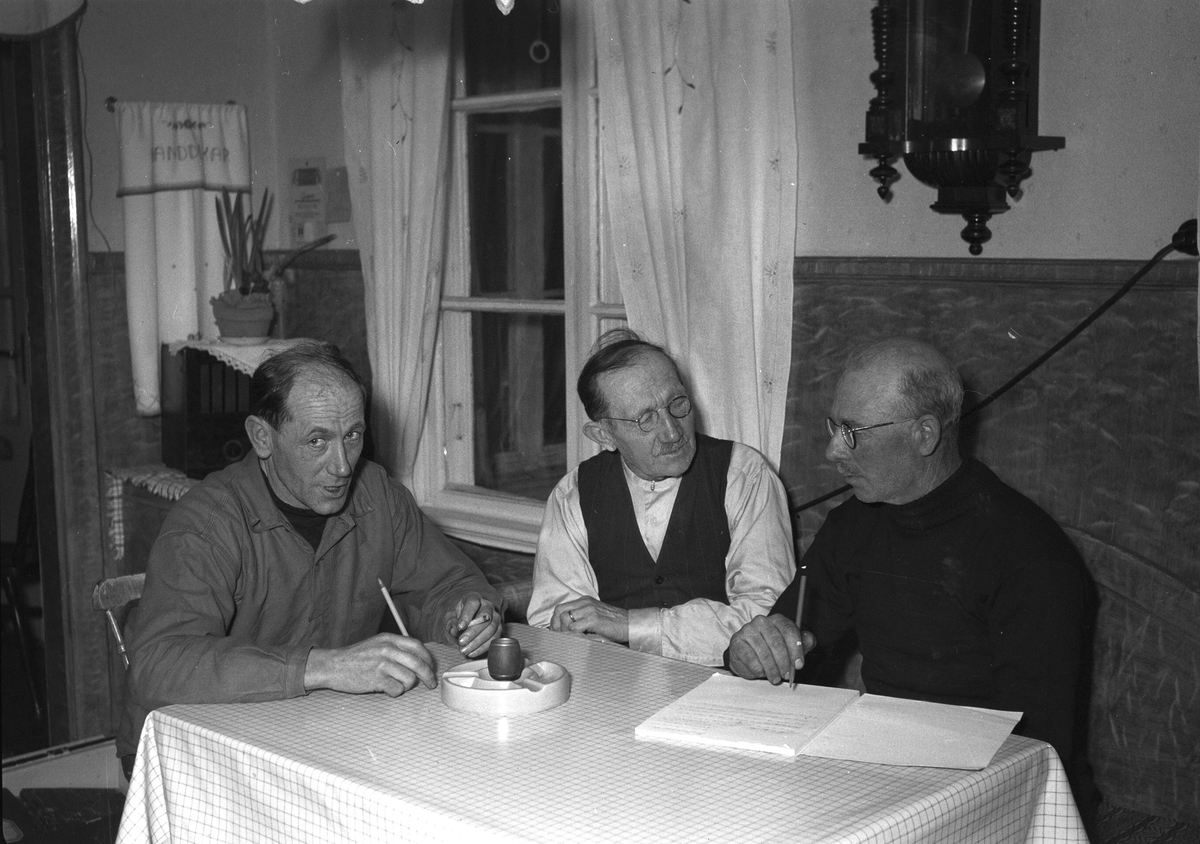 Fiskerikongress. Reportage bland annat hos fiskare i Bönan och Fiskarföreningen i Bönan. 8 februari 1950.
