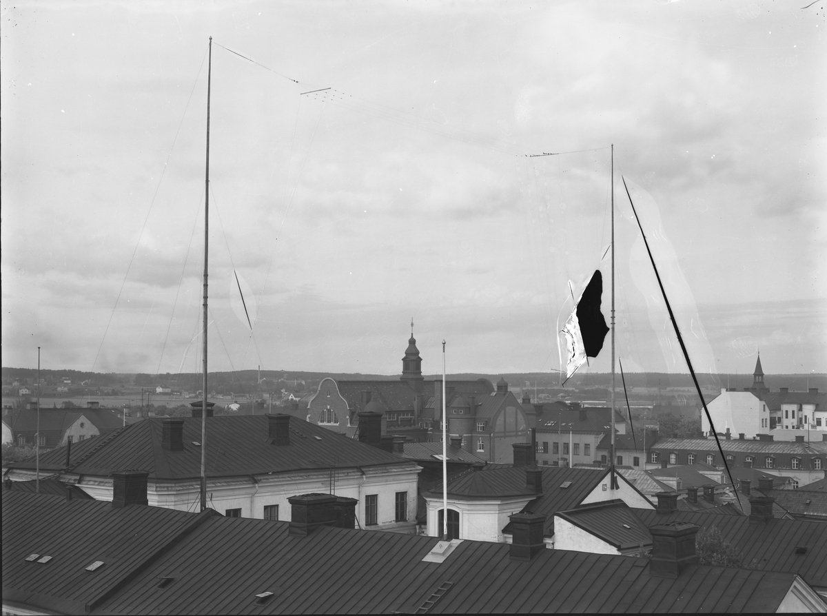 Vy över takåsarna i Gävle. Gävlesändarens antennsystem på Stadshusets tak 1925 - 1972.
I bakgrunden det nybyggda telegrafhusets torn på Nygatan.
I byggnaden inrymdes först den manuella telefonväxeln. Senare den automatiska. Även postkontoret.