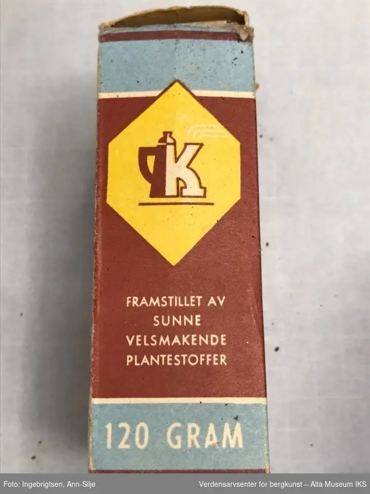 Form: Emballasje til kaffetilsetning. Logoen består av en stor R med prikk over i en gul firkant.