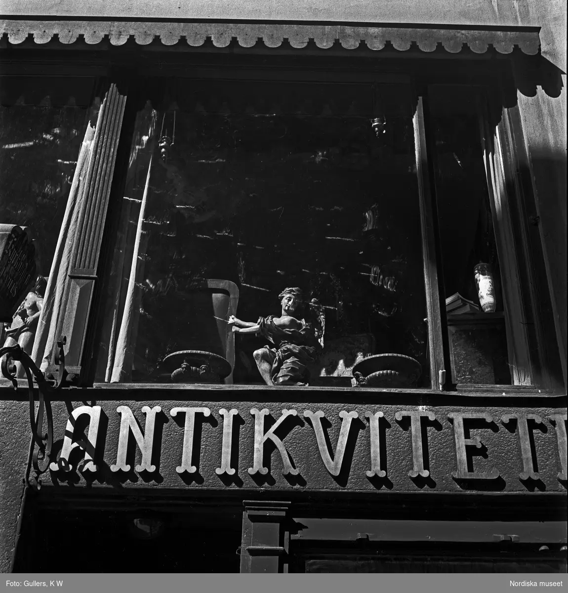 Skyltfönster på en antikvitetshandel i Gamla Stan, Stockholm