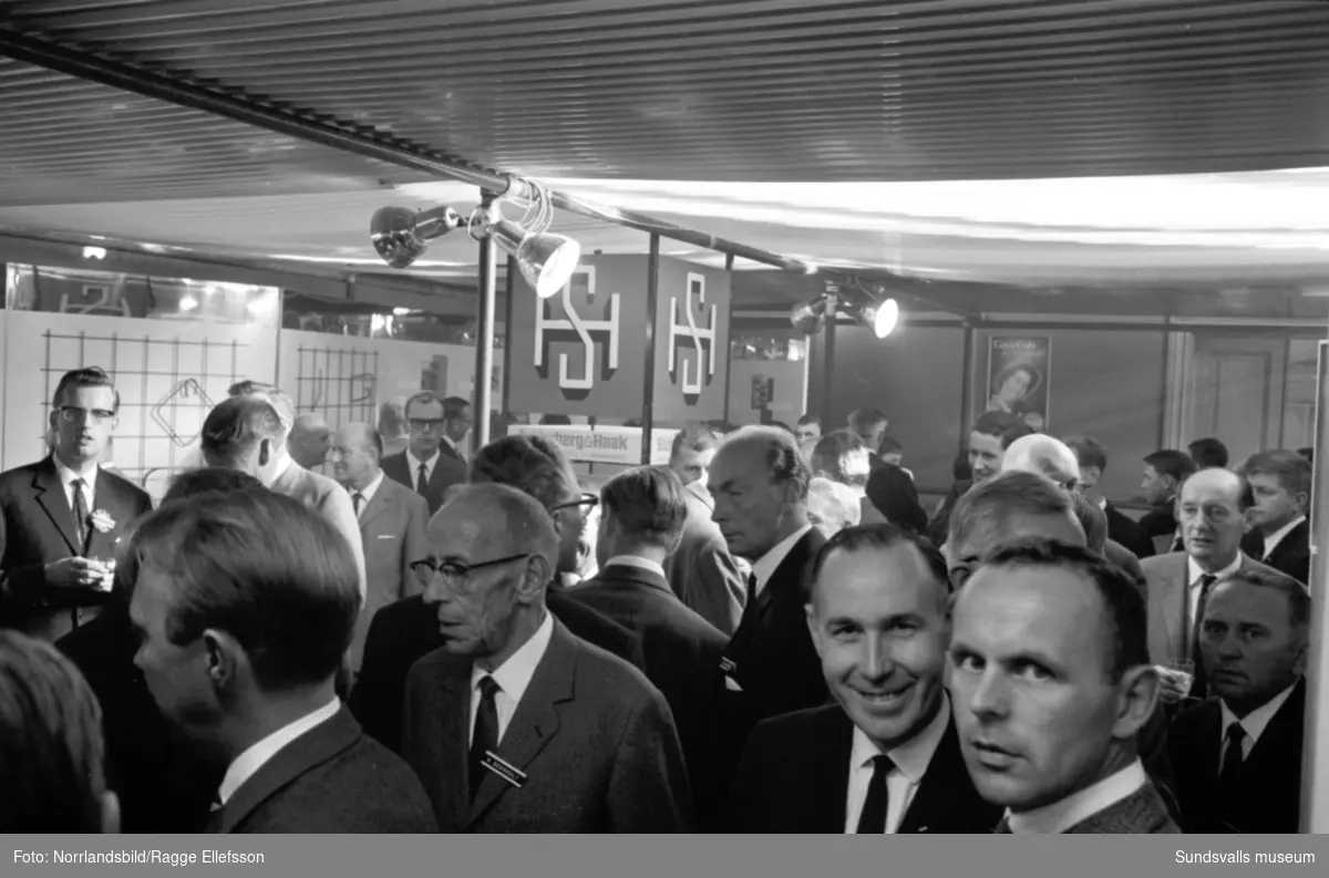 Utställning på Sundsvalls teater för 100-årsjubilerande Söderberg&Haak. Besökte gjorde bland andra landshövding Hjalmar Nilsson, lokala företagare och representanter från myndigheter. Med på bild även direktör Carl Erik Tegström.