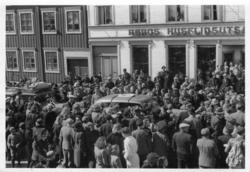 Fra mai-dagene 1945, Røros. Stor folkeansamling utenfor Husf