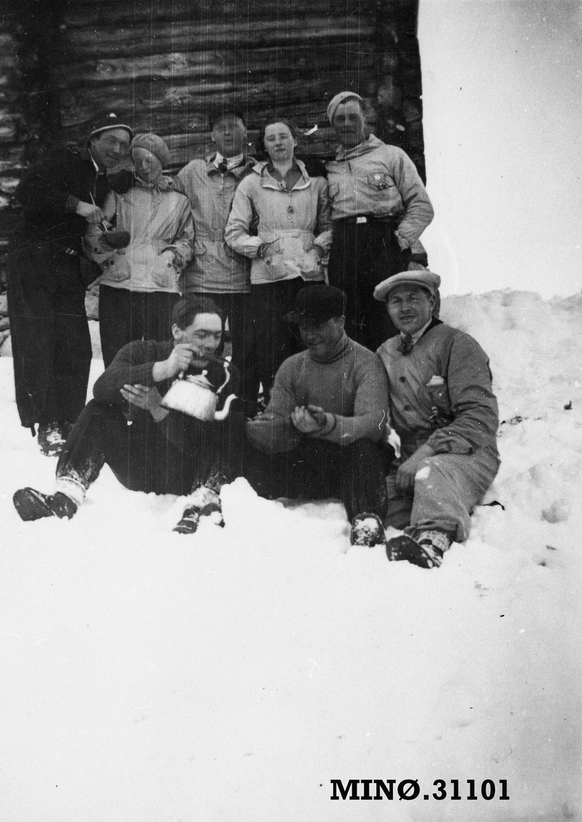 Dalsbygda Ungdomslag på skiutflukt til Langen like før krigen.
