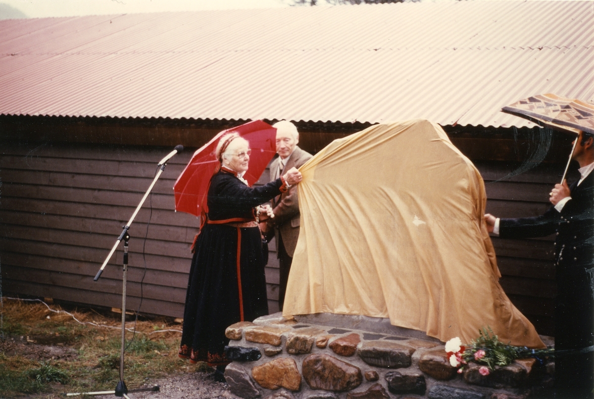 Borghild Glosimot og Torvald Indrebø ved avdukinga av minnesmerket for Telemarkskua i 1980.