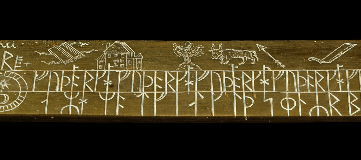Kalenderstav i form av en svärdsformad runkalender. Tillverkad av mässing i Norrköping år 1743. Plan kavel med dubbelt grepp och ringformig knapp. Kalender på klingans båda sidor. Vid spetsen på klingans båda sidor en krönt drakslinga med runor. Transkription: HINRIK IAKOB SIUERS LIT RITA STAF DINO I NORKOBING. IAKOB MOERLING RISTI RUNOR OK MARKADI samt KARL WILHELM LINDSTEDT GROSSHANDLARE I NORKIOBINK. Runt knappens hål med latinsk skrift: 1743 NORKIÖPING samt C.W. LINDSTEDT.