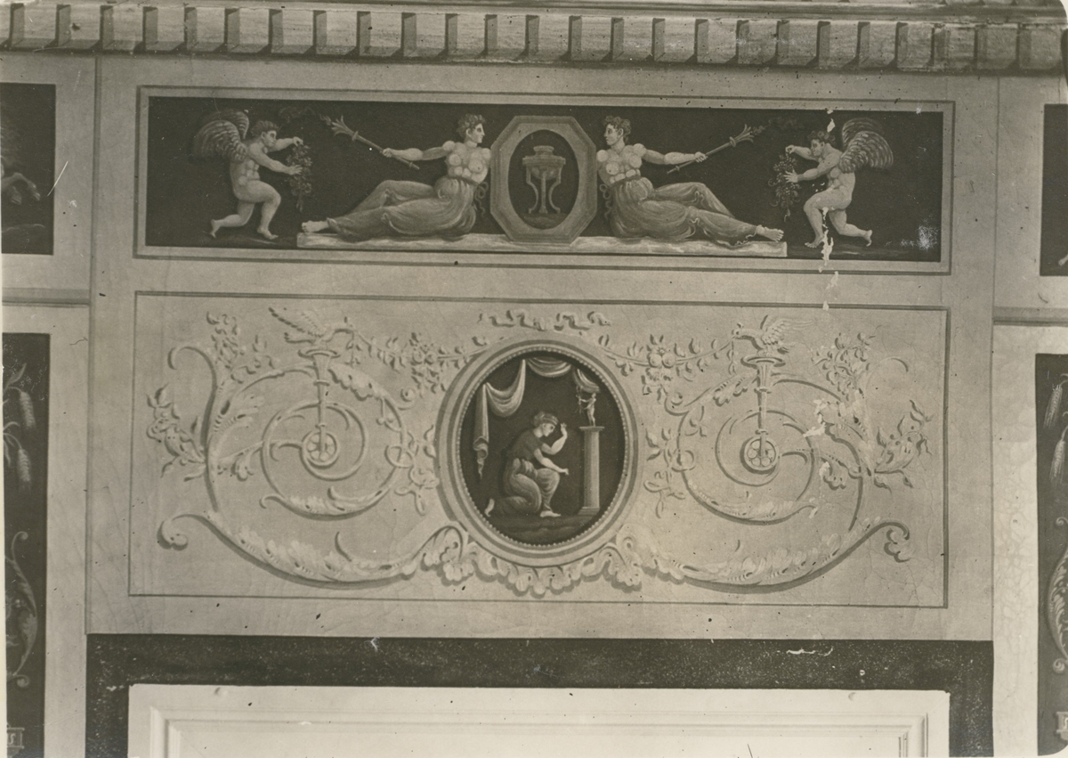 Ornamenterat dörröverstycke i övervåningen på Fredriksbergs herrgård.