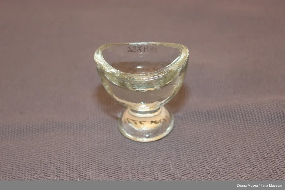 Lite glass for å skylle øyene, glasset er ovalformet som dekker til øyet.