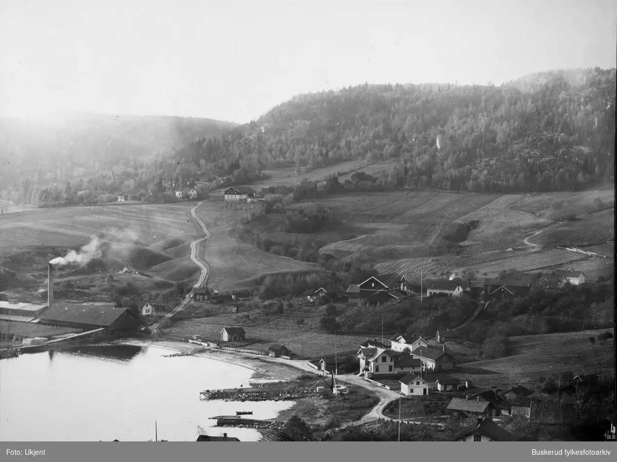 Hyggen, et lite tettsted i Røyken kommune, ved Drammensfjorden
Hyggen teglverk ble bygget i 1889 på vestsiden  av Hyggenbukta