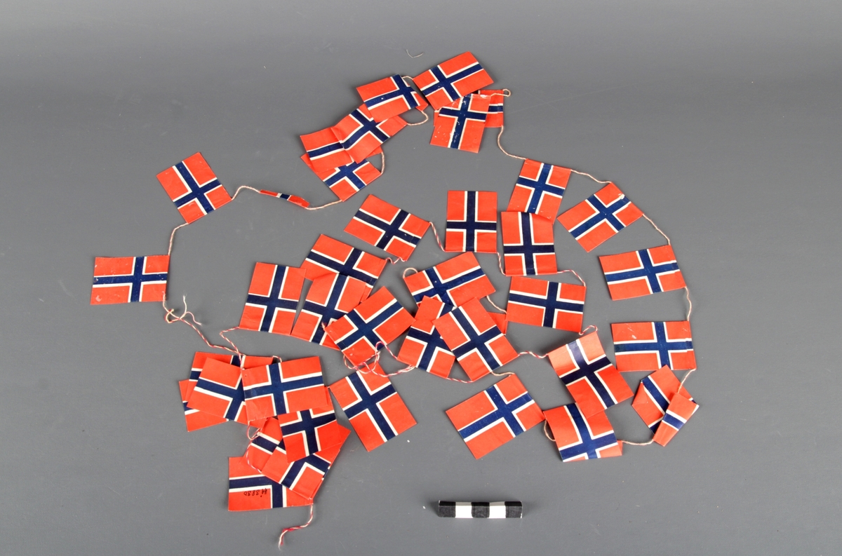 Juletrepynt. Trådlenke med flere små norske flagg.