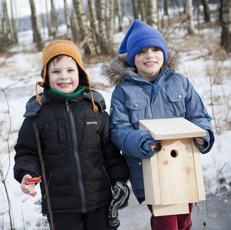 Foto av to gutter som holder en nysnekret fuglekasse (Foto/Photo)