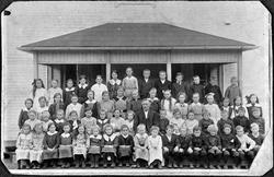 Elever og lærer ved Eide skole i Høybakken