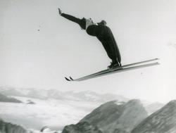 Birger Ruud hopper i Gramisch