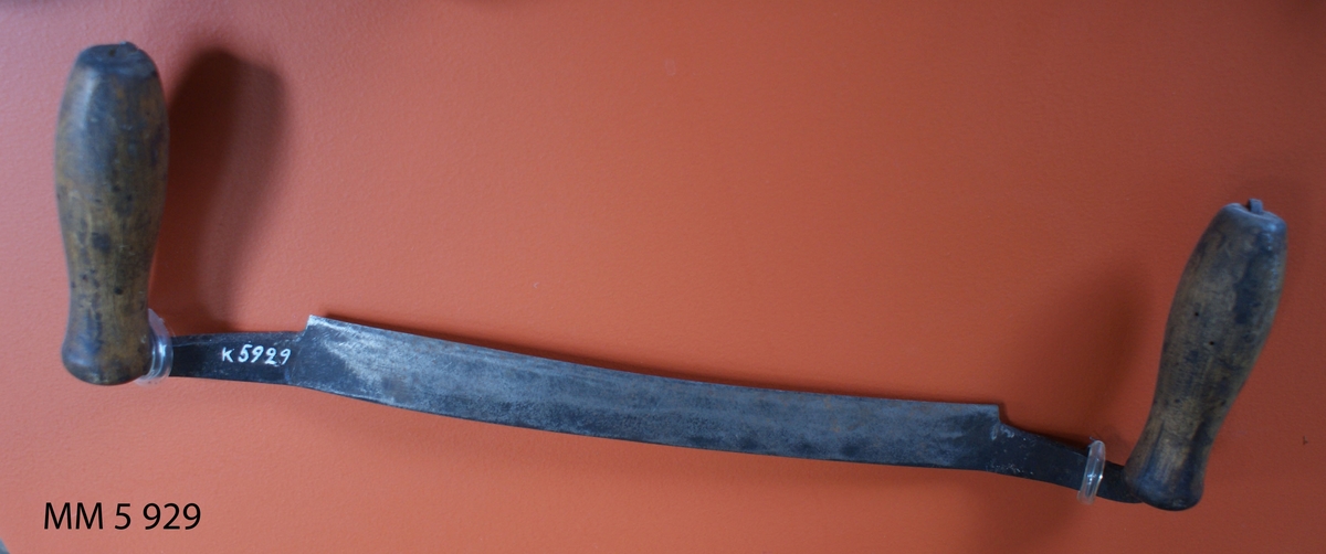 Bandkniv av järn med två trähandtag. 415 mm lång. Märkt med kronstämpel.