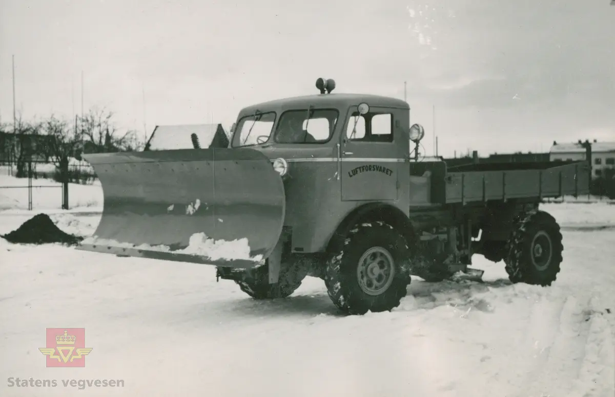 FWD SU-COE bulldogbil fra Luftforsvaret med prøvekjennemerke A-70242. Høyreratt og påmontert plog/sideplog.
