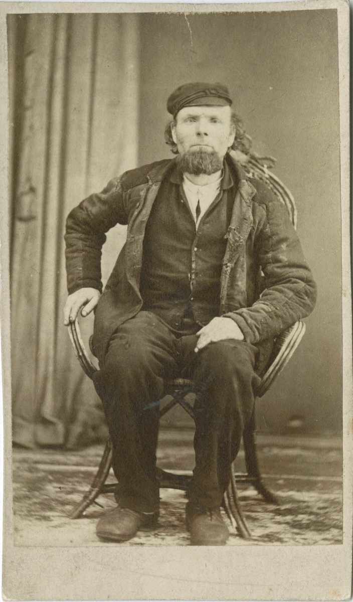 Fangeportrett. Johan Johannesen, Skotselv, arrestert i 1872, innsatt i distriktsfengslet i Hokksund for konkubinat (samboerskap).