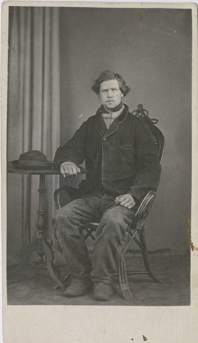 Fangeportrett. Hans Aslesen, Lier, arrestert i 1866 eller 1867, innsatt i distriktsfengslet i Hokksund for legemsfornærmelse på sakesløs.