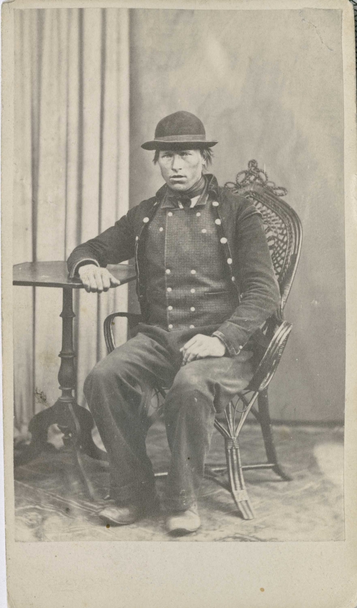 Fangeportrett. Palme Olsen Ødegaarden, Krødsherad, arrestert i 1866 eller 1867, innsatt i distriktsfengslet i Hokksund for tyveri.