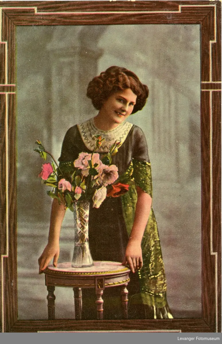 Postkort kvinne med blomster.
