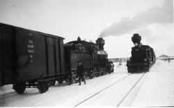 To tog (persontog) krysser hverandre på en finsk stasjon.