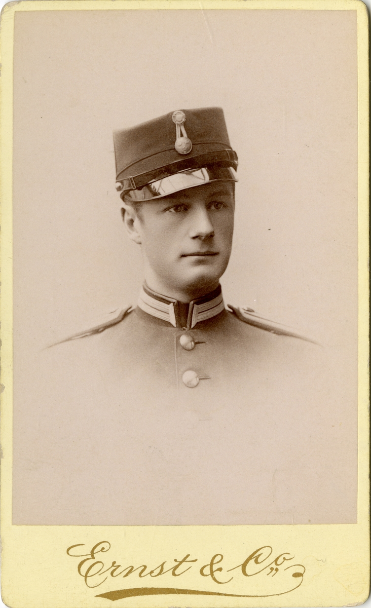 Porträtt av Knut Otto Hjalmar Säfwenberg, löjtnant vid Hälsinge regemnte I 14.

Se även bild AMA.0000895 och AMA.0008665.