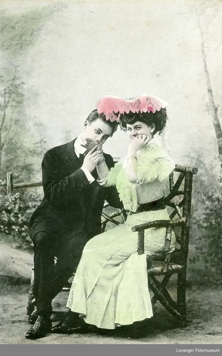 Postkort kolorert fotografi av mann og kvinne