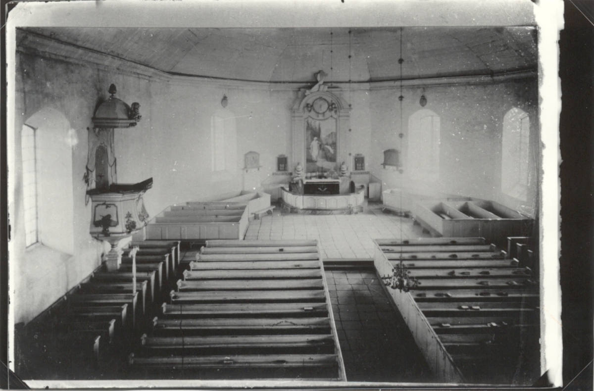 Interiör från Hjorteds kyrka, sett mot altaret. Kyrkan byggdes i gustaviansk stil mellan 1775-1778.