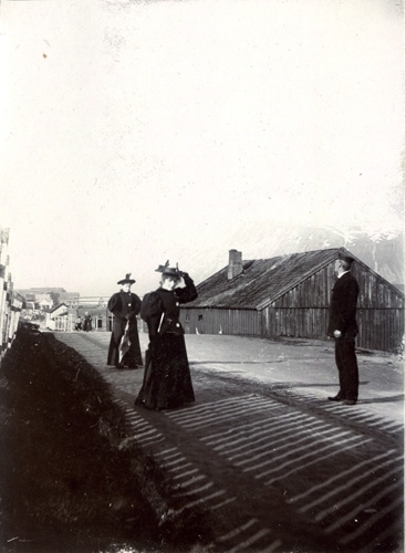 Axel Stake på en gata i samspråk med Dina Aune och fröken Johannesen i Tromsö. Johannesen är dotter till den norska kaptenen Hans Christian Johannesen.